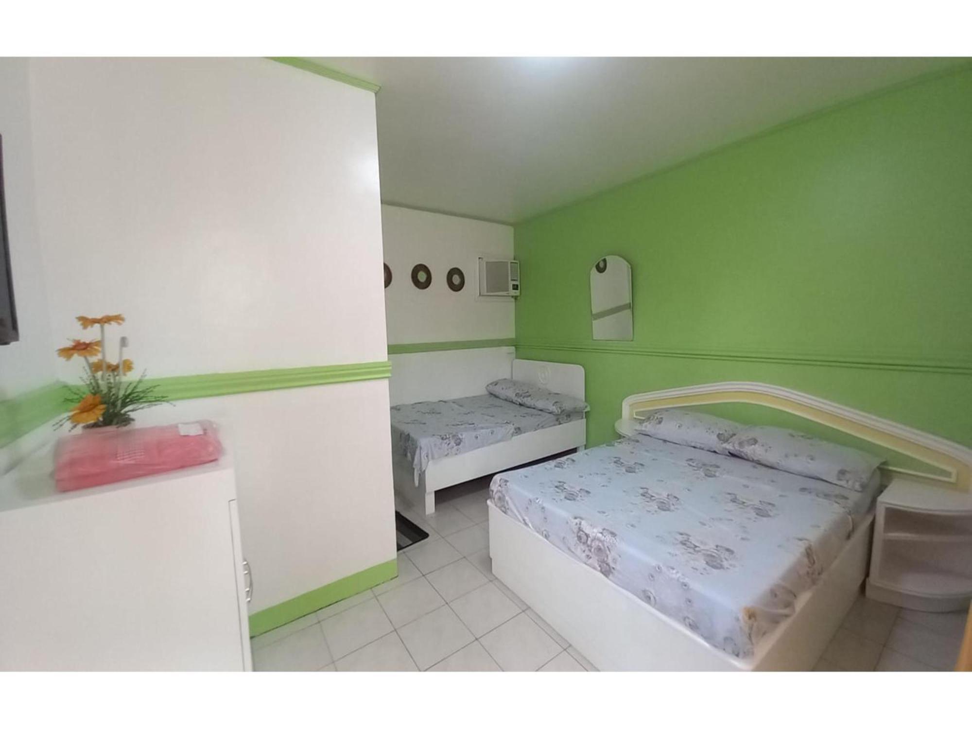 RedDoorz @ Jomckayl Apartelle Naga Exterior foto