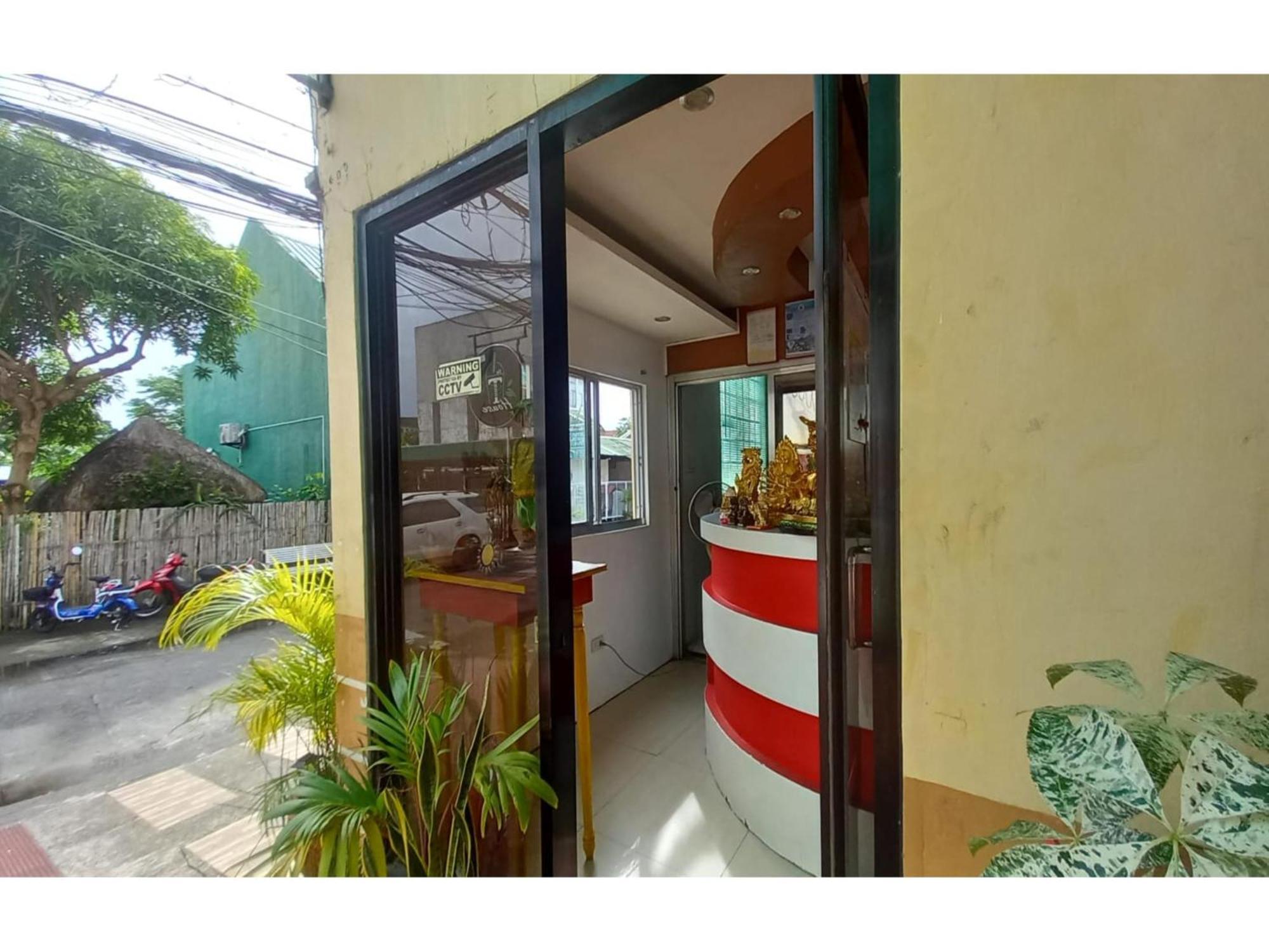 RedDoorz @ Jomckayl Apartelle Naga Exterior foto